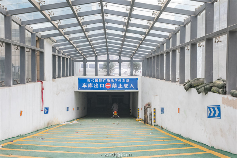 地下停车场入口